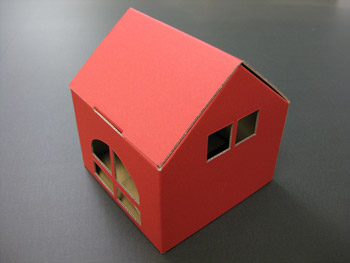 赤い家の形の箱
