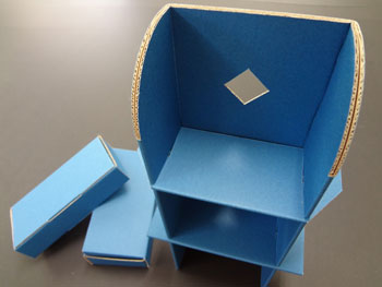 ブルーの小物用棚とシフトカバーの箱の事例