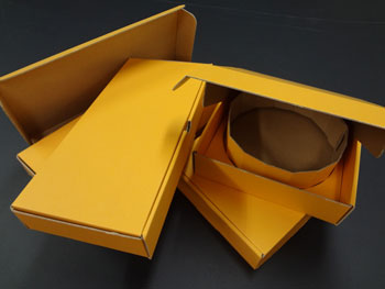 黄色いチーズケーキ用とキャラクターグッズ用の箱の事例